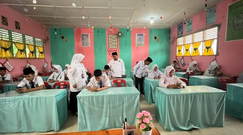 Pastikan Ujian Berjalan Lancar, Kakankemenag Labuhanbatu Utara Tinjau MTsN 2 Labura